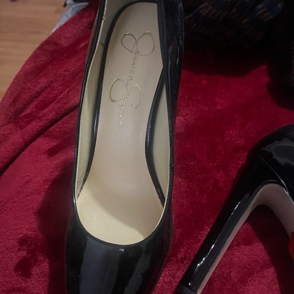 Jessica Simpson Black Heels with Stiletto Design and Glossy Finish